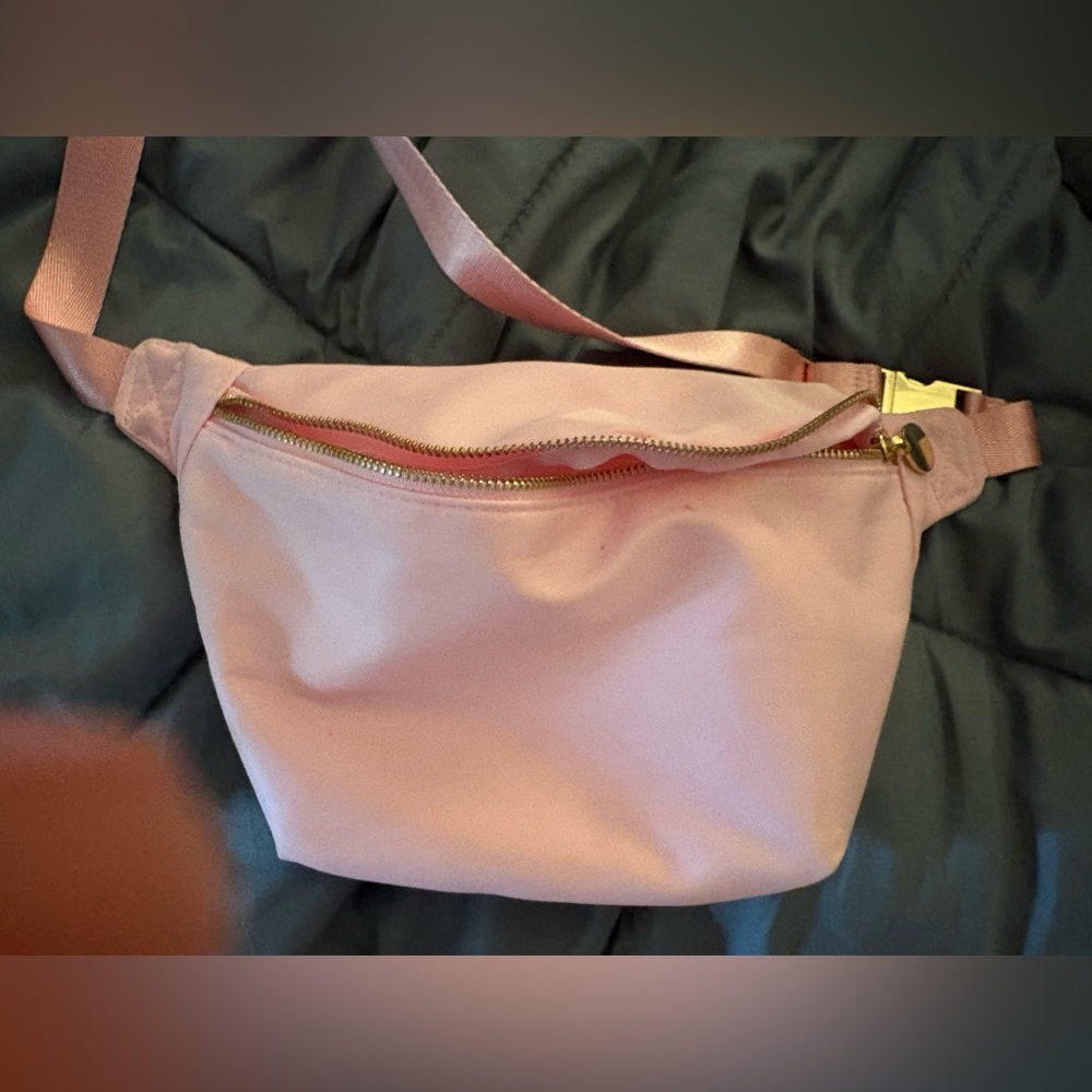 Light pink belt bag!